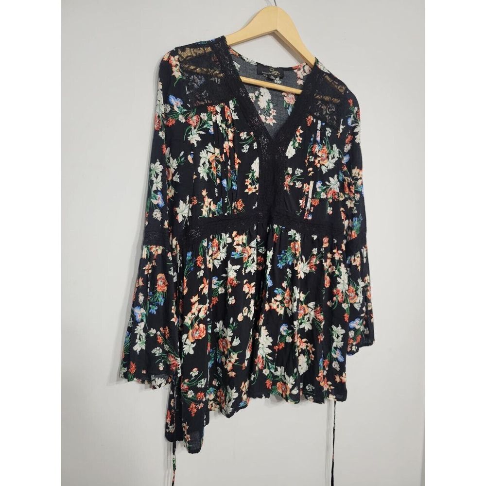 Suzanne Betro Floral and Lace trim Blouse with Back Tie Size Medium - Picture 2 of 5